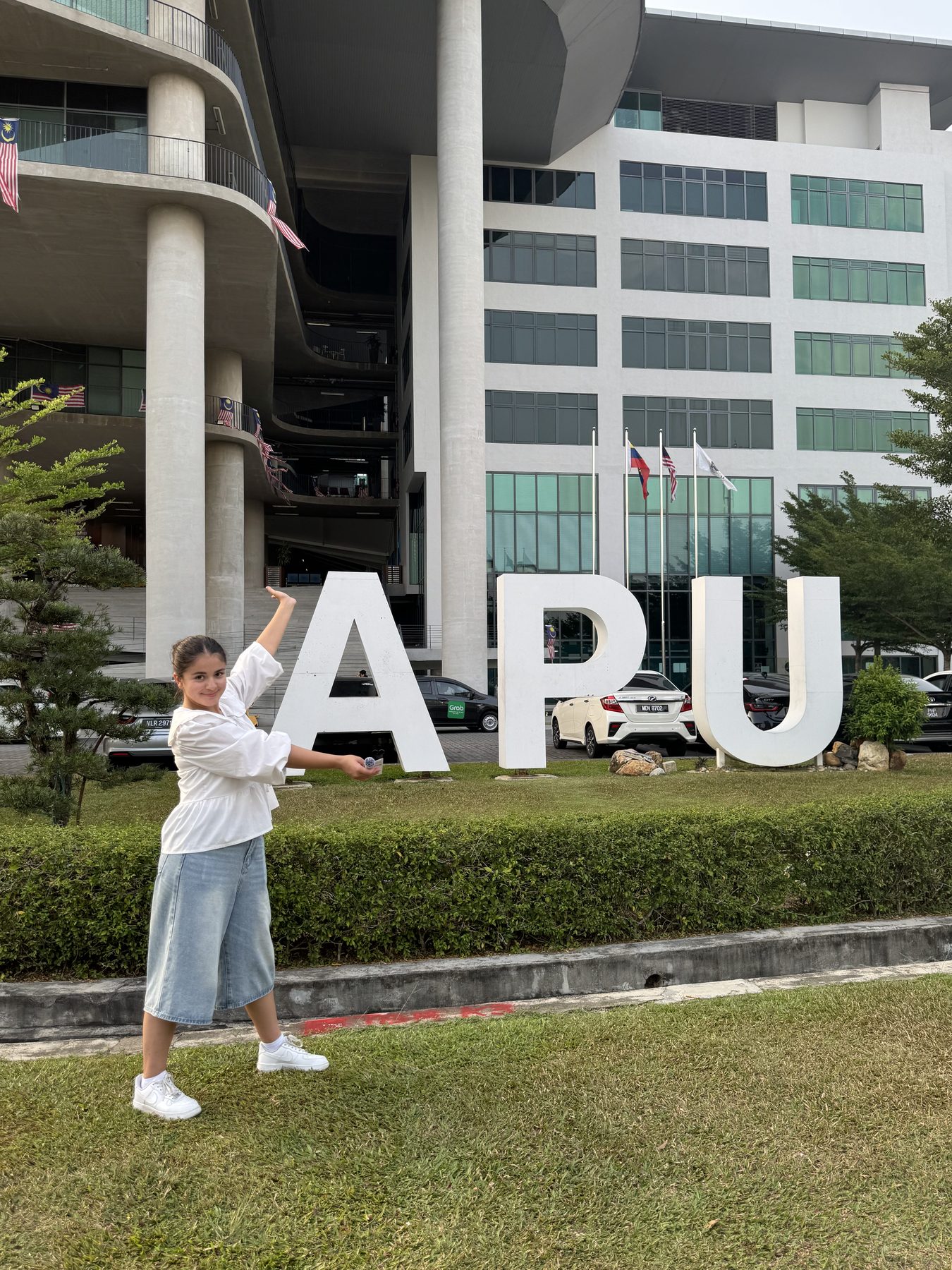 Самира возле здания Asia Pacific University